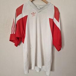 There are marks on the front and back wear on the adidas logo and a tear near the left arm in good used condition.
#Valentine 
Made in Yugoslavia 
50% Cotton 50% Polymaid
Length 29"
Pit to pit 21.5"
Shoulder to shoulder 16.5"
Sleeve 13"