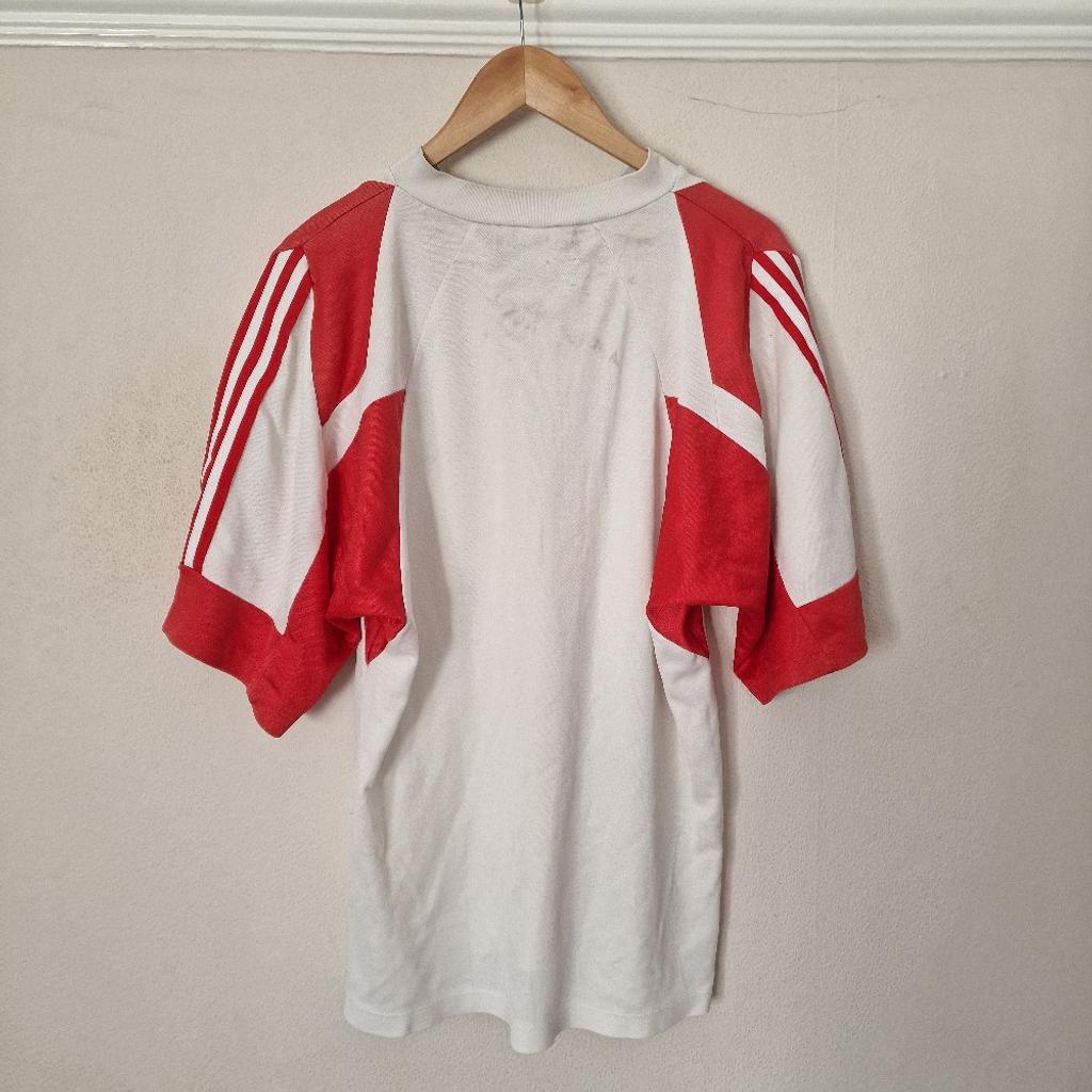 There are marks on the front and back wear on the adidas logo and a tear near the left arm in good used condition.
#Valentine
Made in Yugoslavia
50% Cotton 50% Polymaid
Length 29"
Pit to pit 21.5"
Shoulder to shoulder 16.5"
Sleeve 13"