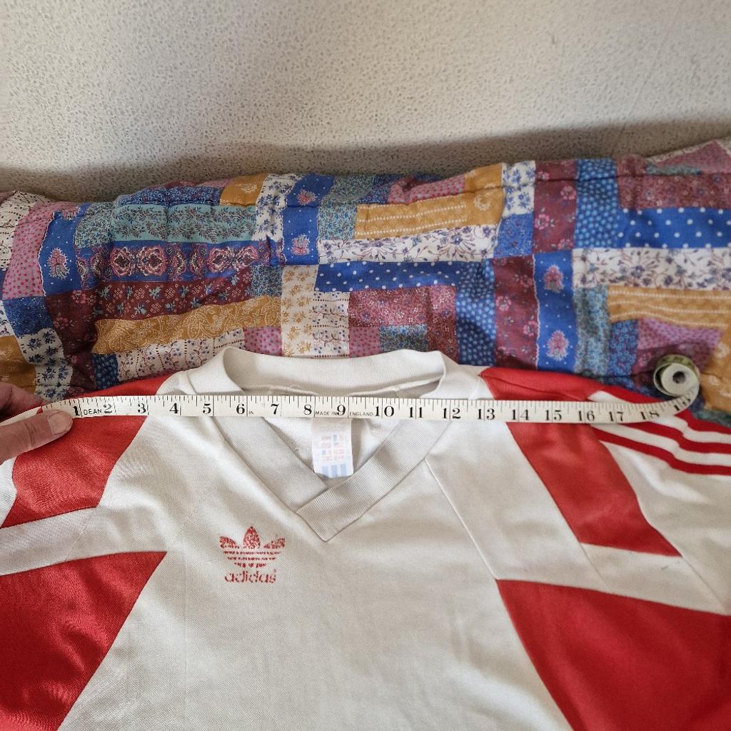 There are marks on the front and back wear on the adidas logo and a tear near the left arm in good used condition.
#Valentine
Made in Yugoslavia
50% Cotton 50% Polymaid
Length 29"
Pit to pit 21.5"
Shoulder to shoulder 16.5"
Sleeve 13"