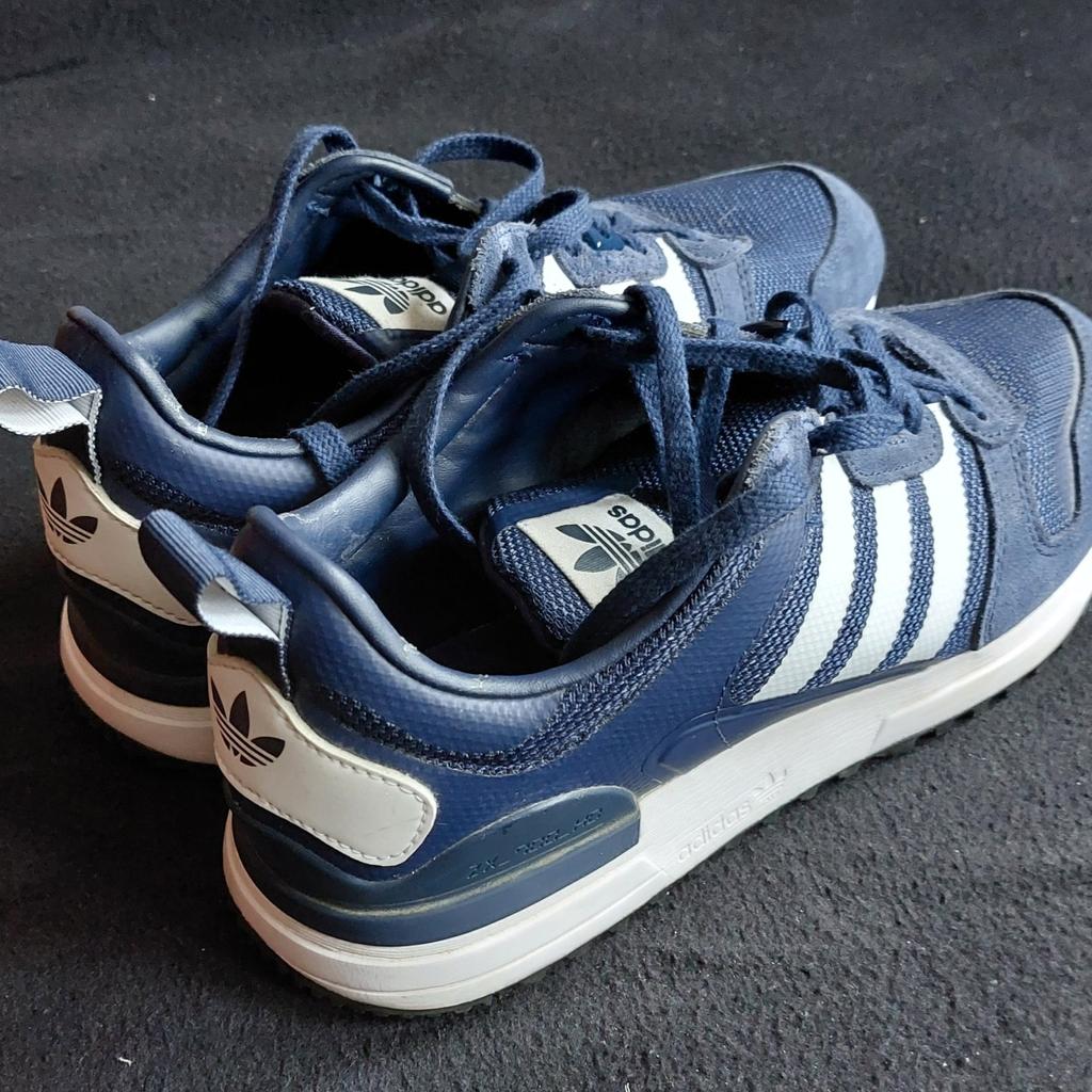 Verk, neuwertige Sportschuhe von Adidas dunkelblau, da zu groß, Grösse 42, keine Flecken, tierfreier Haushalt ,VB, für 25 Euro plus 5 Euro Versand.