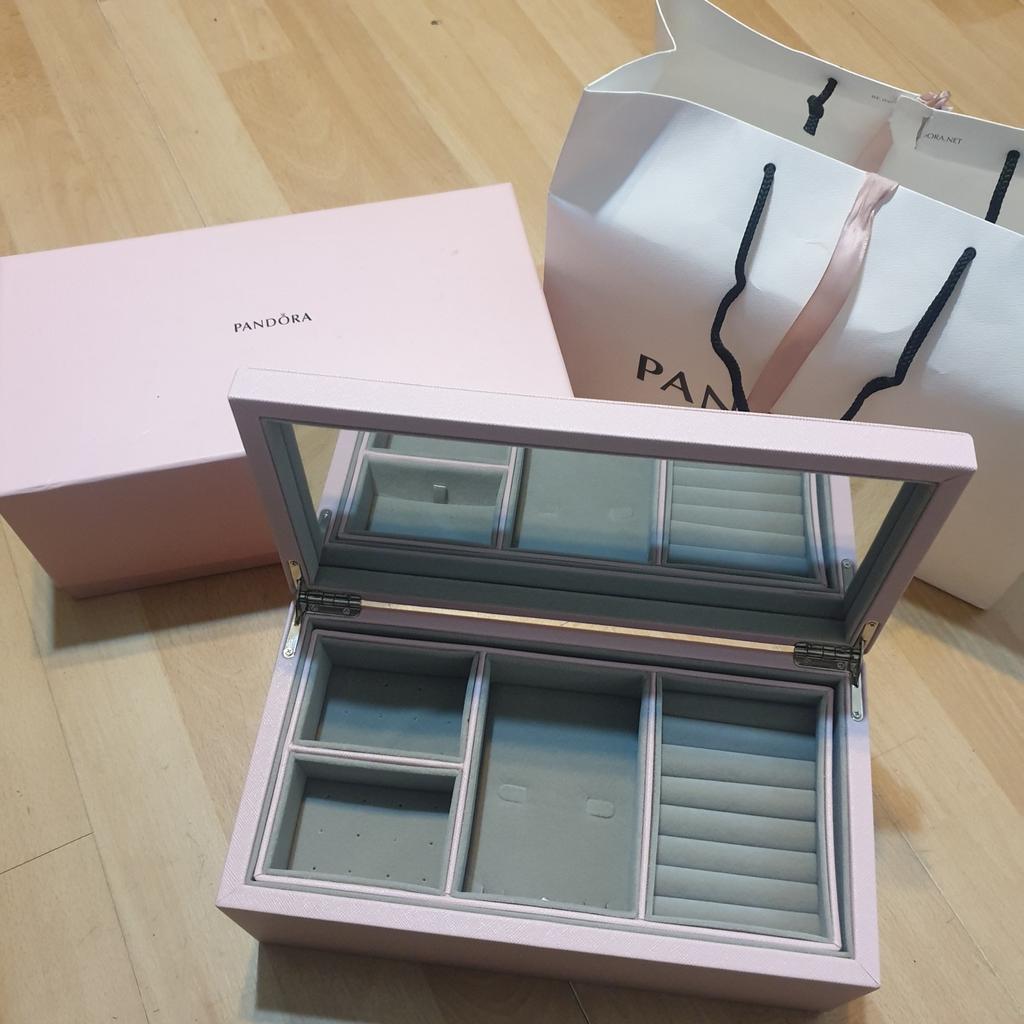 large pandora 2 tier jewellery box
brand new and never used
lots of compartments and charm bar ideal present
comes in its own box and bag
#valentine