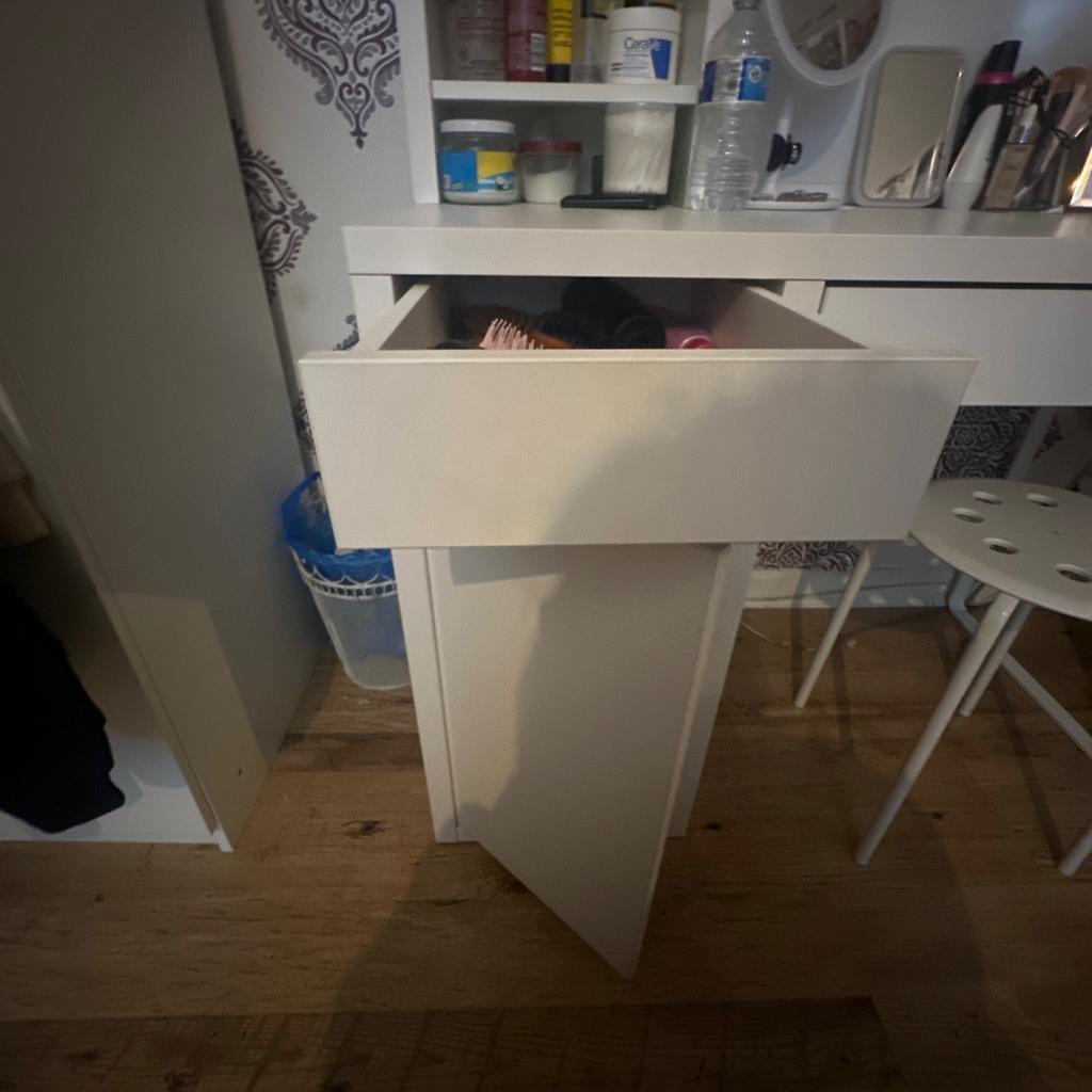 Desk for sale has one scratch but not noticeable. It’s in good condition the draws work fine. Lots of storage.
Open to reasonable offers
