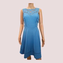 Warehouse blue halterneck lacepatched dress with an open back. In a very good condition with no visible signs if wear.
Lenght:95cm
Pit-pit : 43cm
Simple in a very good condition.