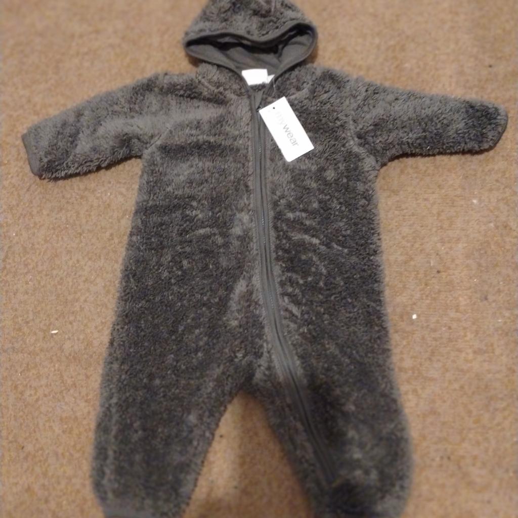 new with tag from mywear
☀️buy 5 items or more and get 25% off ☀️
➡️collection Bootle or I can deliver if local or for a small fee to the different area
📨postage available, will combine clothes on request
💲will accept PayPal, bank transfer or cash on collection
,👗baby clothes from 0- 4 years 🦖
🗣️Advertised on other sites so can delete anytime