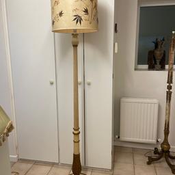 Painted Standard lamp cream and gold 
This is a very attractive vintage wooden standard lamp 
Bespoke painted in cream and gold, lovely detail and style
With cloth cord cable, in good working condition
This is vintage so does show signs of wear
Please see photos for description
Shade not included
Viewing welcome