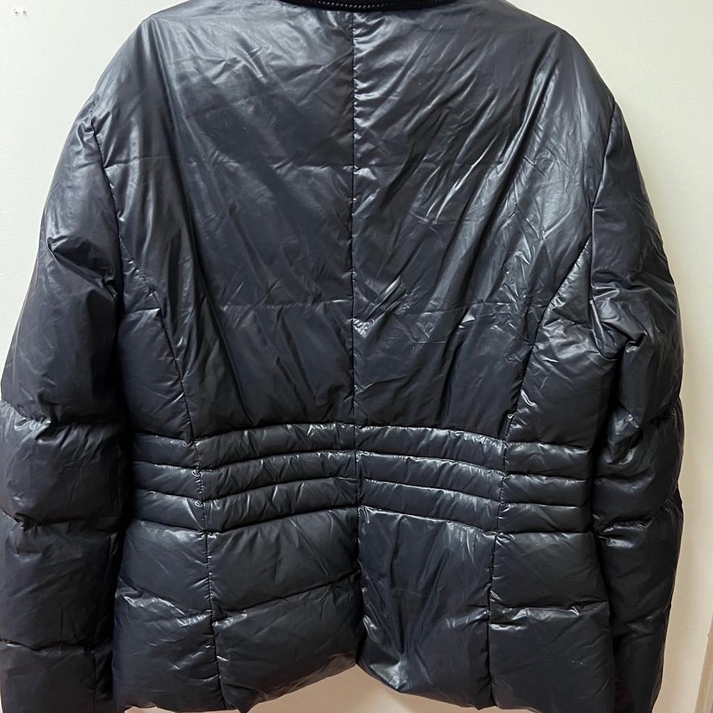 Hi ladies, welcome to this gorgeous looking style Comptoir des Cotonniers Down Feather Puffer Jacket Size 42 Uk Large in very good condition no hood thanks