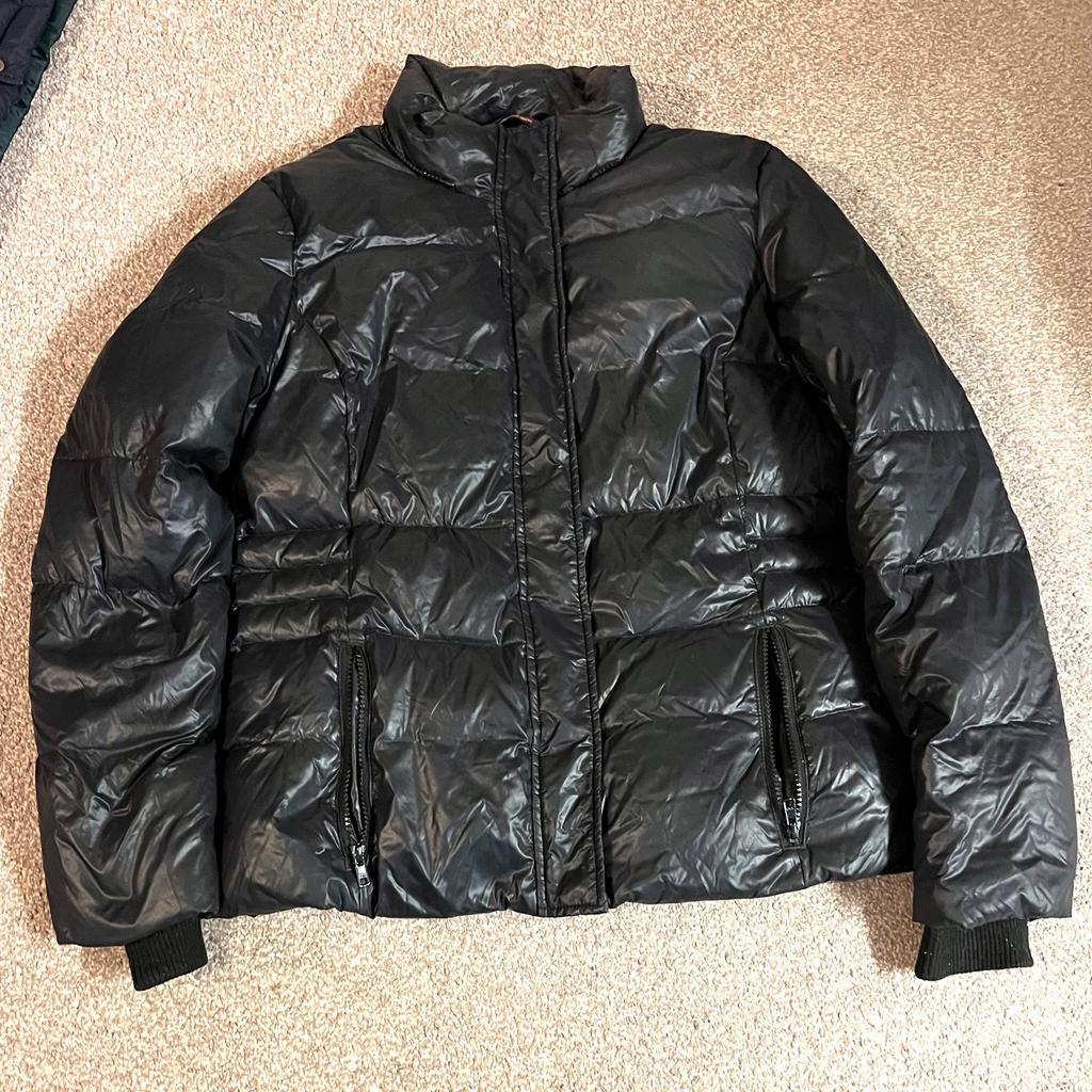 Hi ladies, welcome to this gorgeous looking style Comptoir des Cotonniers Down Feather Puffer Jacket Size 42 Uk Large in very good condition no hood thanks