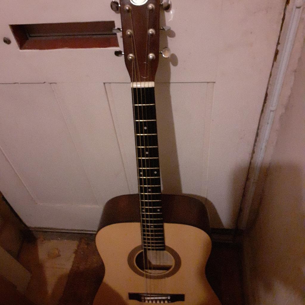 Full acoustic guitar Good condition low action tuned Nice sound.
fully strung
07740174379