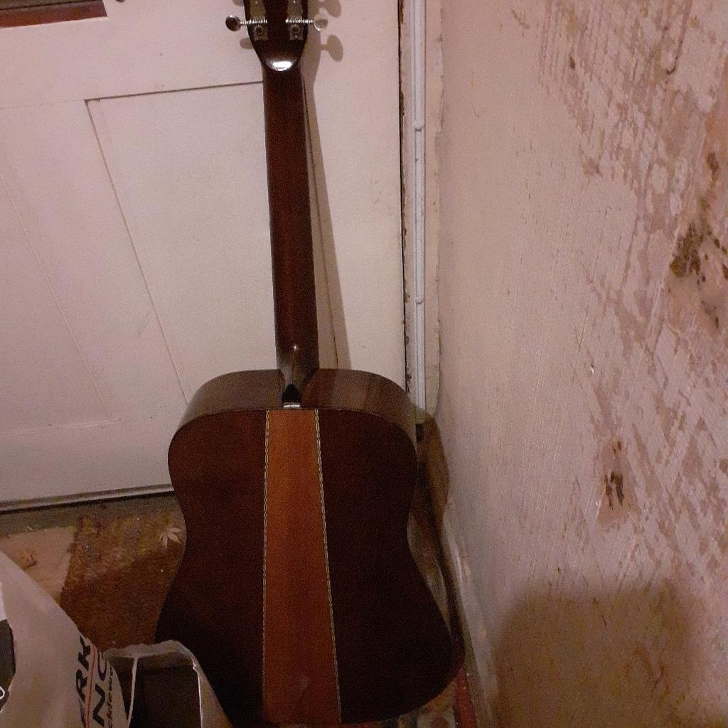 Full acoustic guitar Good condition low action tuned Nice sound.
fully strung
07740174379
