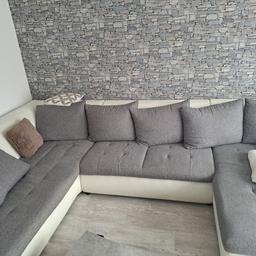 Zu verkaufen ist eine Couch/Wohnlandschaft in weiß Leder / grau Stoff mit großen Kissen. 9 Jahre alt.
Maße ca: 1,80x3,50x2,30
Couch weißt Gebrauchsspuren auf