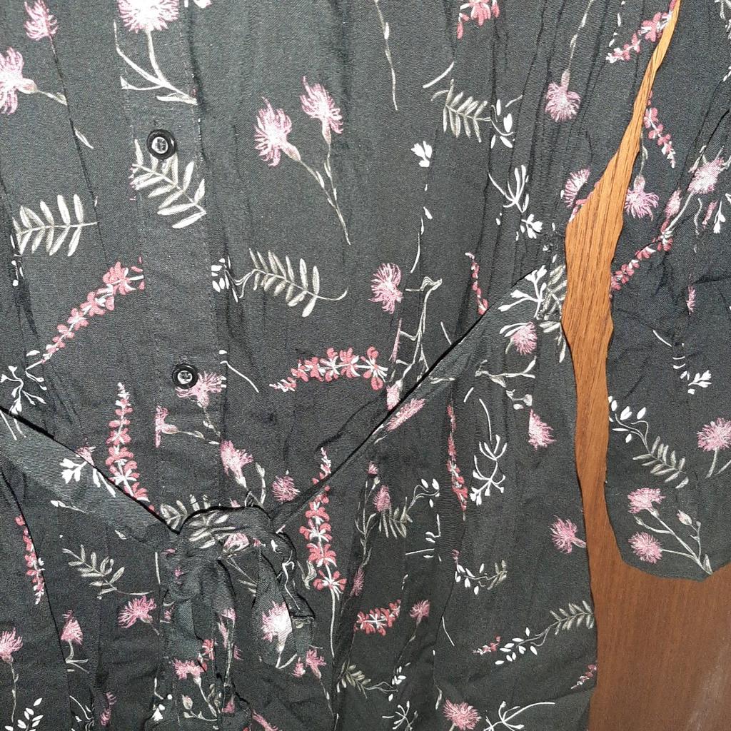 Schönes neues Hemdblusenkleid. Schwarz mit Blumenmuster und Bindegürtel. Größe 46
Privatverkauf