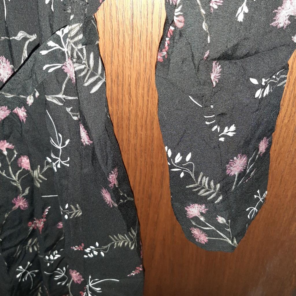 Schönes neues Hemdblusenkleid. Schwarz mit Blumenmuster und Bindegürtel. Größe 46
Privatverkauf
