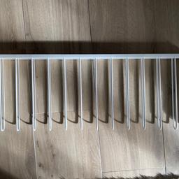 IKEA Komplement herausziehbare Hosenaufhängung mit Schienen.

Für PAX-Schränke mit den Maßen: 100x35cm

Schrauben sind dabei.