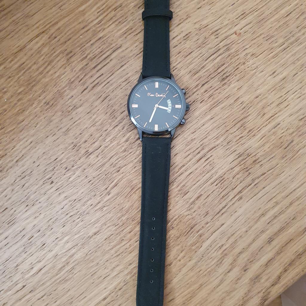 einfache stilsichere Armbanduhr von Pierre Cardin
#Valentin