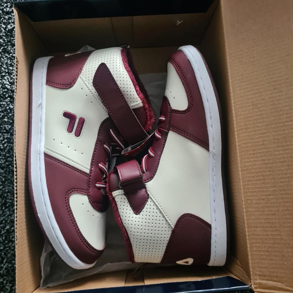 #valentine

brand new original FILA trainers, uk size 4.
in box with tags on.

can post