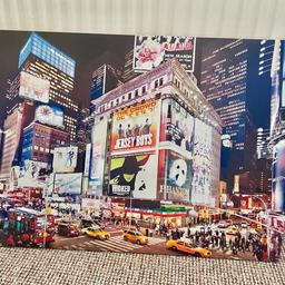 AS NEW - Mint condition & never hung up!
Superb & brightly coloured Large Picture Canvas of the incredible night life of NEW YORK CITY 🌇🎆🌃
What’s so special about this print, is the ‘Theatre Shows in the centre’ from Wicked 🧙🏻‍♀️to Phantom 😱of the Opera & even RuPaul’s Drag at top.
Lovely & lively & would like very eye catching on the wall. Screw hole on back for fixing up etc.
Measures a very decent: 70x60cm
See all pics. Can post for extra…