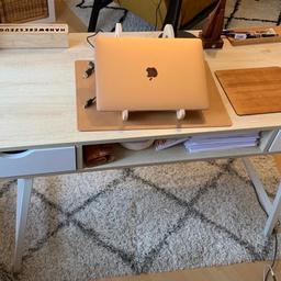 Schreibtisch mit 2 Schubladen

#ScandinavianDesign

Breite : 120 cm
Höhe : 76 cm
Tiefe : 48 cm

#vintage #Schreibtische