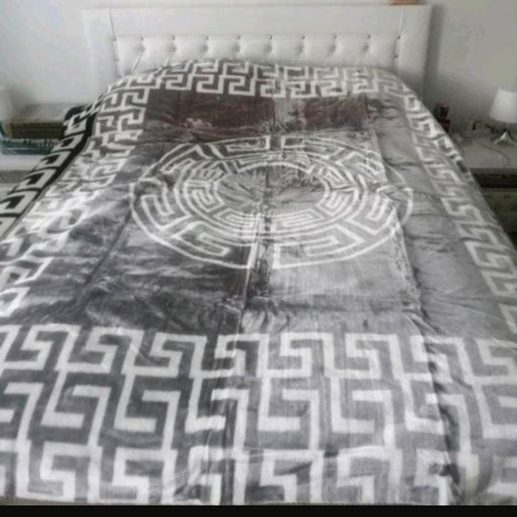 Medusa Versac Zweiseitige Tagesdecke Bettüberwurf Bett Decke 220X240 cm

 Nur in grau

Je 55€

Neu unbenutzt

Versand 6.90€

Abholung möglich

Gneisenaustr