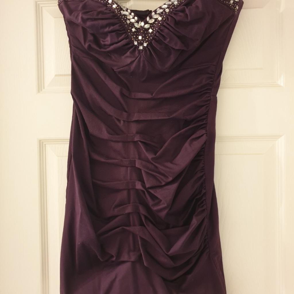 Womens Lipsy Plum Dress Size 10.
Strapless but has strips on the inside to help stay in place on your skin.

Purchased at £60. Excellent condition as only worn once at a Christmas Party.

Collect from NG4. Can poat for additional £3.