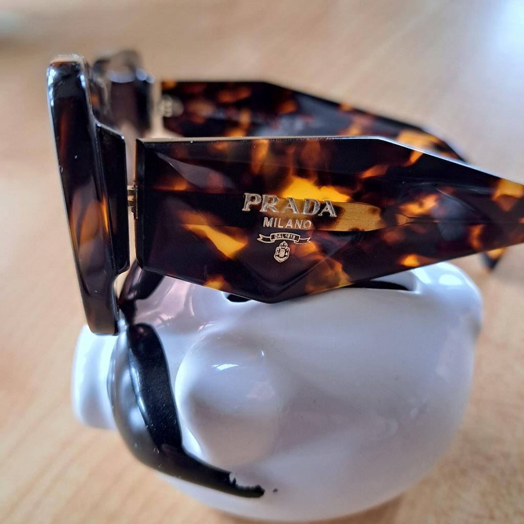 Sonnenbrille von Prada inkl. Prada Etui
Privatverkauf, daher keine Garantie und Gewährleistung