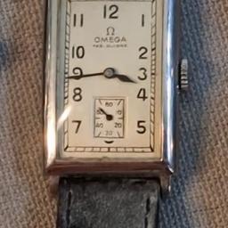 Omega stilvolle Uhr ist gewölbt und mit dem originellen gewölbten Glas versehen.
Light Silver Schwarze Ziffern.
Zweiter Absatz bei 6.
Geschwärzte Stahlhände.
Die Bewegung wird so unterzeichnet, wie es Omega sein sollte.
Zum Schutz des Uhrwerks ist eine Staubschutzhülle vorhanden.
Das Uhrwerk hat einen mechanischen Aufzug.
Das Gehäuse ist aus Stahl und erstaunlich sauber für sein Alter, wenn man bedenkt, dass es älter ist als 80 Jahre.
Diese Uhr ist aus den 1940er Jahren
Größe 22mm breit ohne den Wickler
Lug to Lug 39mm.
