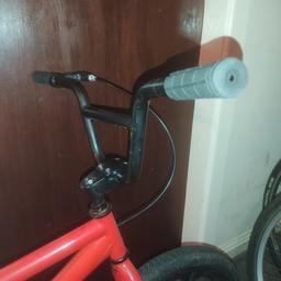 Kids bmx suitable for 5+
Everything works except the bike has no seat.