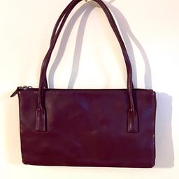 Hi ladies welcome to this beautiful colour Vintage Dorothy Perkins Faux Leather Shoulder / hand Bag in very good condition thanks