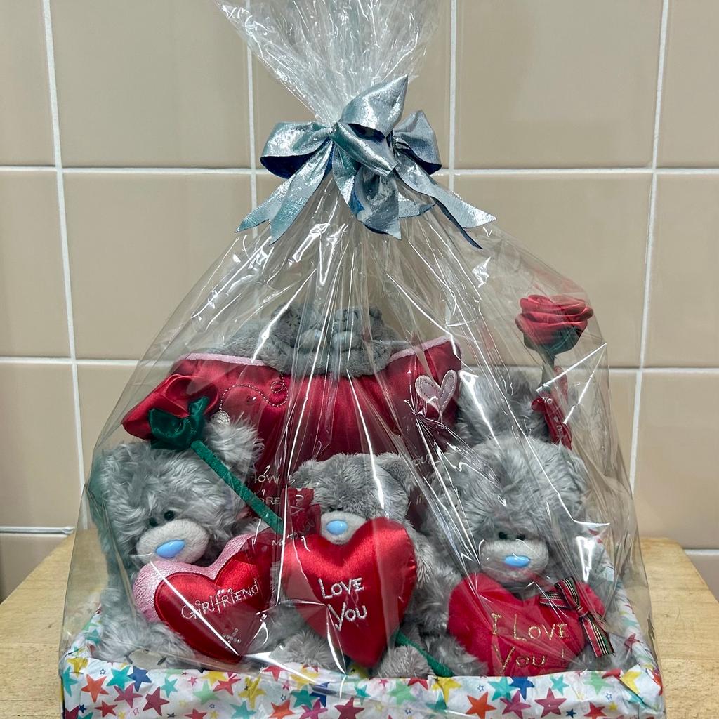 Tatty Teddy - Me To U - Hamper / Bundle .
Has The Following : 1 Pillow & 4 x Teddy’s
‘Love You’ Poem Pillow
‘I Love You’ Teddy With Rose
‘I Love You’ Teddy
‘Love You’ Teddy With Rose’ &
‘Girlfriend’ Teddy ( Can Be Swapped If Needed)(Rrp£125)
Other Item’s Available - Collection Leatherhead
On Other Sites .
Mega Bargain £14.99