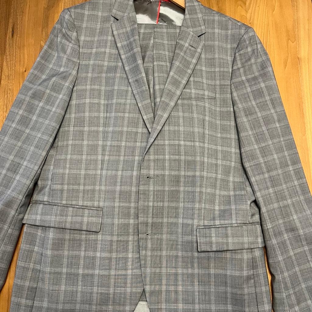 Topmoderner Hugo Boss Anzug.
Top Qualität in gutem Zustand.
Jacke ist einwandfrei, wie neu.
Bei der Hose ist nur am Bund eine leichte Gebrauchspur erkennbar.

Neupreis war über 400€!