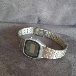Ich verkaufe hier eine Armbanduhr von meiner Oma.

Ob die Armbanduhr funktioniert weiß ich leider nicht.

Angaben zur Armbanduhr:
- Casio Lithium
- Quartz
- 401 LB 611
- ST. STEEL BACK
- aus Japan
- Größe: K

Für Fragen stehe ich gerne zur Verfügung.