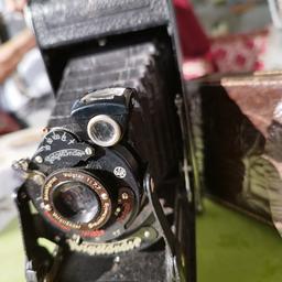 verkaufe eine alte Kamera von Voigtländer, gut erhalten , mit Ledertasche,Nr.A358402, Versand 5, 00 Euro