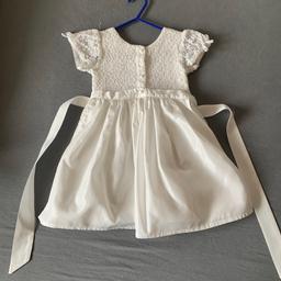 Babydirndl zu verkaufen. Unsere Tochter hat es einmal bei unserer Hochzeit getragen. Das Kleid wurde ein wenig gekürzt.

Gr. 86/92