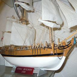 HMS Bounty als Modellschiff. Aus grob vorgefertigten Holzbausatz. Ca. 800 Arbeitsstunden incl. Segelmontage und Takelung. An diesem Modell hängt eine Geschichte des ursprünglichen Besitzers, der das Schiff bis zum Rumpfrohbau noch fertigstellen konnte. Größe: Länge 45cm, Höhe 40cm.