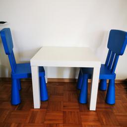 1 kleiner Tisch und 2 Stühle