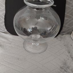 LARGE WATERFALL GLASS BOWL VASE
SIZE TOP OPEN 5 and a half inches
high 14 inches
smoke and pet free home COLLECTION ONLY FOME MY ADRESS SE59BX KENBURY ST OFF COLDHARBOUR LANE