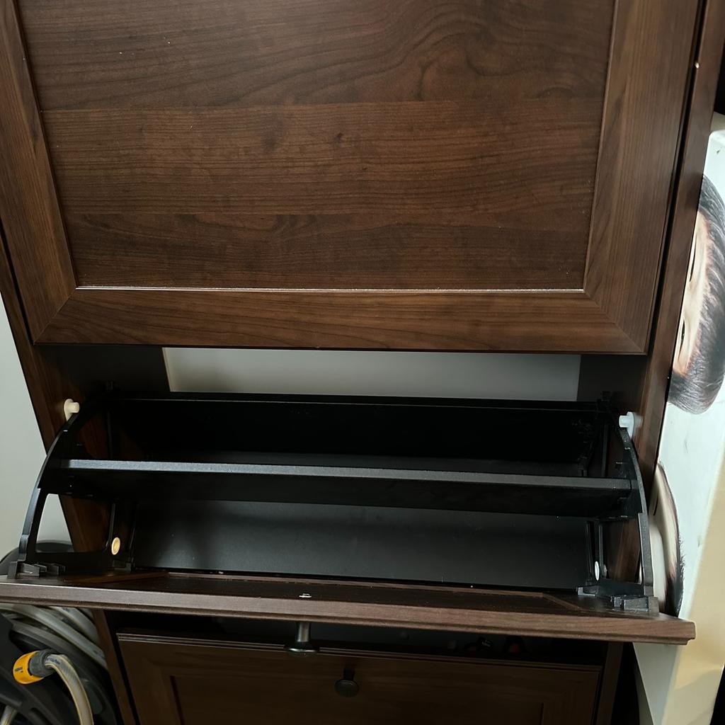 You can easily adjust the space in the shoe compartments by moving or taking away the dividers.

In the shoe cabinet your shoes get the ventilation and the space they need to keep them like new for longer.