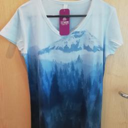 Size: S
Dimensions: Bust 90cm | Waist 85cm | Back Length 58cm
Colour: Blue/Turquoise
Material: 96% Polyester, 4% Elastane
Garment care: Hand Wash (recommended) or Gentle Cycle Max. 40°
Style/Occasion: casual, cosy, stretchy
Season: summer/spring
Brand: Szimon
Made in Ecuador

NOTE:
- The T-shirt is brand new with no branded bag
- Sorry, I don't accept offers
- Collection/Cash Only
- The package includes 1 T-shirt
- The colour might differ slightly because of the computer monitor settings