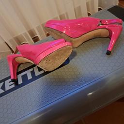 Lust auf Frühling!  Warum nicht zum# Valentin# Super schicke high heels in pink von Stuart Weitzmann, sehr guter Zustand, Gr.38, Absatz 9 cm