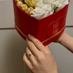 Sehr schöne und gut richende Seifen Rosen 🌹 
Mit Ferrero Rocher
Für Geschenk zum Geburtstag, 
oder für jede Anlass 🎁🎀🥳🌹
Kkeine um 45€,
Die zweite um 55€