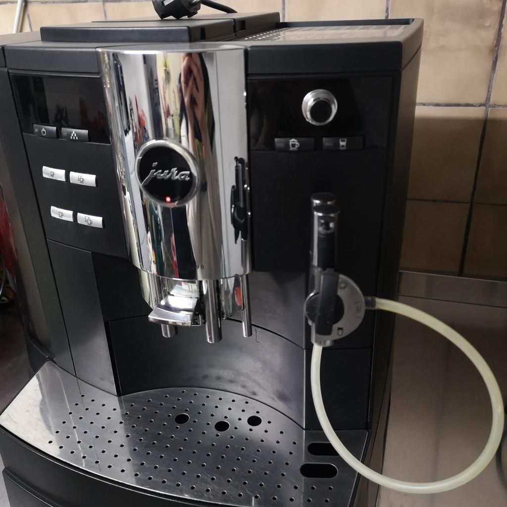 Biete Jura impressa xs 90 one Touch kaffeevollautomat an.

Der Vollautomat funktioniert einwandfrei und ist sehr gepflegt.

Der macht bis jetzt sehr leckeren Kaffee, espresso, Cappuccino und Latte.

Bei Fragen bitte mailen danke.

Privatverkauf Kein Umtausch oder Garantie.