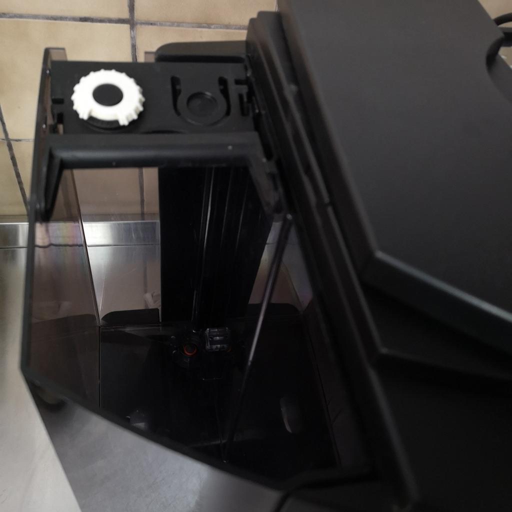 Biete Jura impressa xs 90 one Touch kaffeevollautomat an.

Der Vollautomat funktioniert einwandfrei und ist sehr gepflegt.

Der macht bis jetzt sehr leckeren Kaffee, espresso, Cappuccino und Latte.

Bei Fragen bitte mailen danke.

Privatverkauf Kein Umtausch oder Garantie.