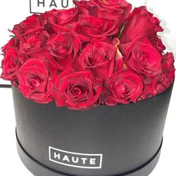 Step into the world of opulence and luxury with our Grand Gesture Hatbox, the ultimate gift for the one you love. Meticulously crafted with utmost care and attention to detail, this exquisite hatbox is filled with beautiful, fresh red Rhodos Roses, handpicked from ethical flower farms. Each stem is carefully arranged to create a stunning display that exudes sophistication and timeless elegance, making it the perfect addition to any room. The hatbox itself is made of the finest quality materials, featuring a classic and timeless design that will look great in any setting. Let our Grand Gesture Hatbox help you express your deepest emotions with style and grace, creating a lasting reminder of your love and affection. Order now and experience the true essence of luxury, as our beautiful red Rhodos Roses are presented in the most elegant and opulent fashion.