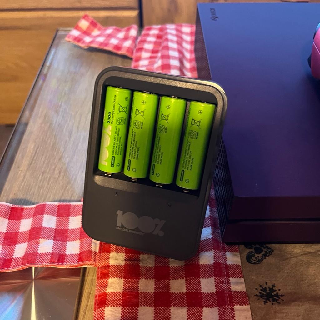 Verkaufe hier die xbox one s in lila 1Tb
Controller in top zustand 3 mal benutzt
Hedset funktioniert auch einband frei
Aufladbare batteriern sind auch dabei