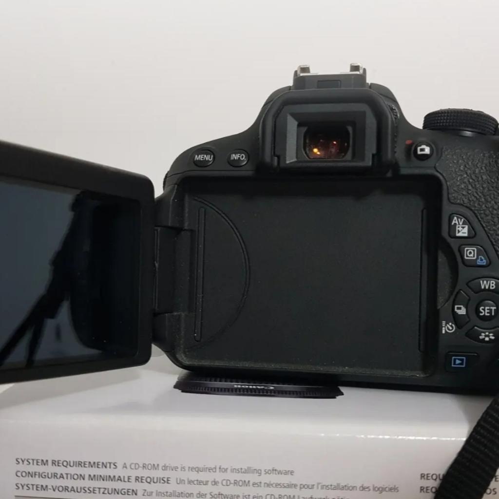 Vendo fotocamera reflex Canon EOS 700d completa di obiettivo professionale Stabilizzato 17-50 F 1:2.8 su tutta la focale. Usata solo per un corso di fotografia e poco più, veramente come nuova. Completi di scatole e tutti gli accessori. Kit pagato 1700 euro, svendo a 750 euro.