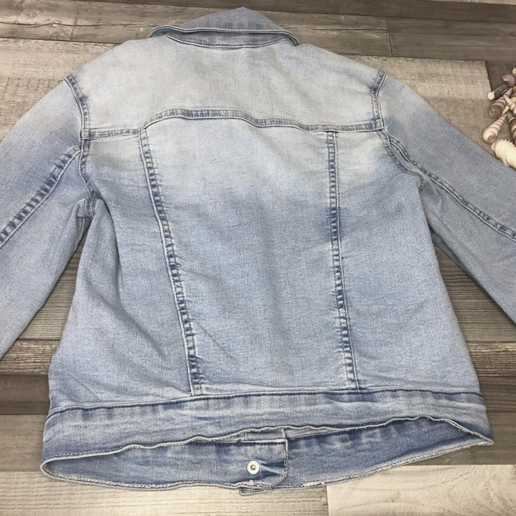 H&M stretchige angenehm "weiche/softe"
Jeansjacke mit Druckknöpfen
Größe 140

Verkauf erfolgt ohne weitere Dekoration
Interne Nummer AH90
