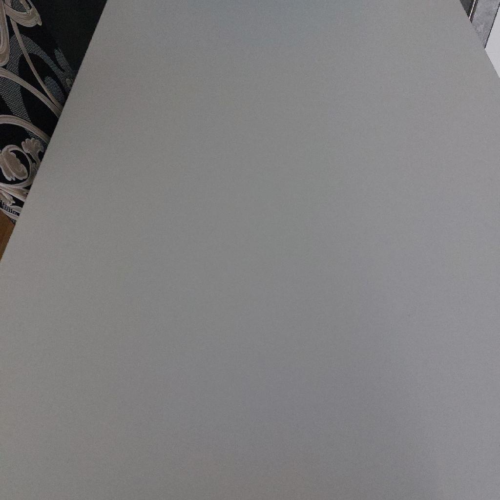 weißer Tisch ( 1.25x0.75x0.73 )von Ikea zu verkaufen .Sehr massiv /Platte Holz , Füße Metall .1 Jahr alt