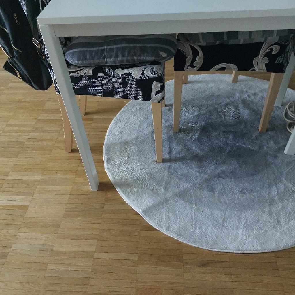 weißer Tisch ( 1.25x0.75x0.73 )von Ikea zu verkaufen .Sehr massiv /Platte Holz , Füße Metall .1 Jahr alt
