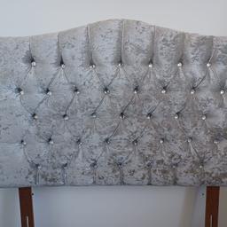 A silver Crushed Velvet Headboard with diamante style studs - in Excellent Condition.

An unusual 'wave' design.

It fits a small double bed - 4ft.

W 120cm x H 76cm (4ft x 2ft 6 inches).

Distance between fixing slats - 3ft exactly (915mm).