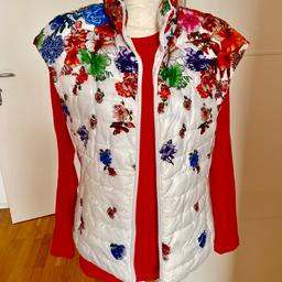 Sehr schönes weißes Gilet/ärmellose Jacke mit Blumenmuster Gr 38 mit 2 Taschen
mit passendem T-Shirt rot von Vero Moda Gr M

Abholung oder Versand plus Porto 

Privatverkauf keine Garantie oder Rücknahme