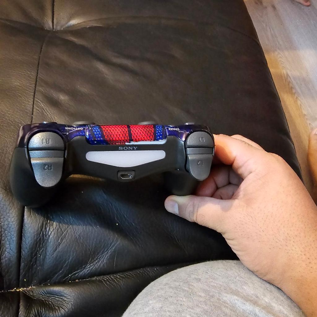 ps4 spiderman controller works perfectly fine. on issues. selling due to no longer having a ps4. £35 offers welcome.